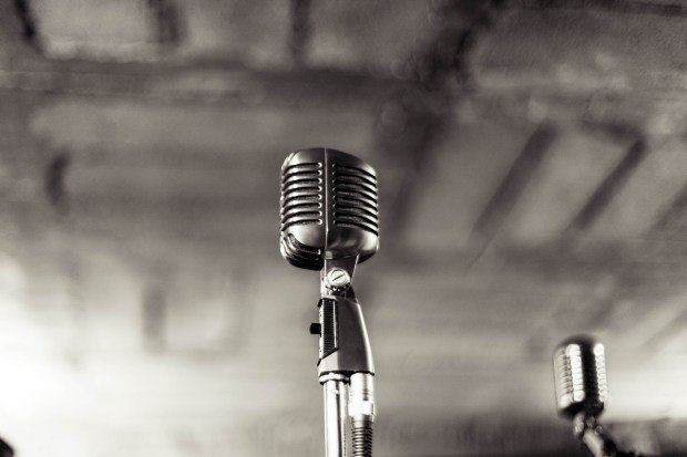 microphone-933057_1920